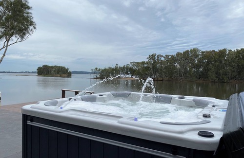 Chittaway Point Casa | Waterfront Lakehouse with Hot-Tub