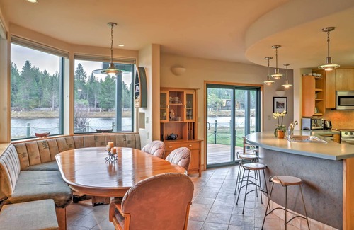 Tahoe Keys Casa | Amplio y lujoso Waterfront Tahoe Home w / Hot Tub!