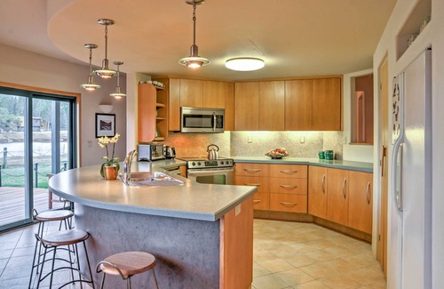 Tahoe Keys Casa | Amplio y lujoso Waterfront Tahoe Home w / Hot Tub!