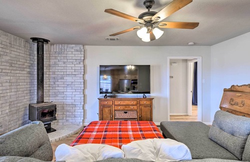Lake Brownwood Casa | Waterfront Lake Brownwood Home w/ Hot Tub!