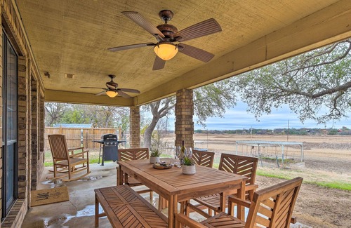 Lake Brownwood Casa | Waterfront Lake Brownwood Home w/ Hot Tub!