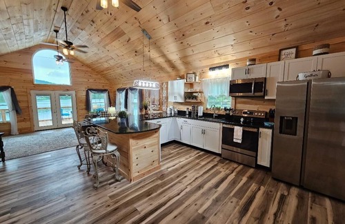 Tunnel Hill Cabina | Waterfront! Lake Chalet!