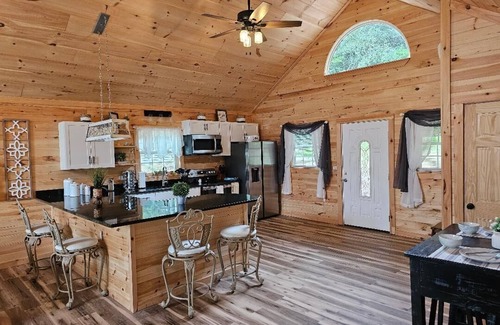 Tunnel Hill Cabina | Waterfront! Lake Chalet!