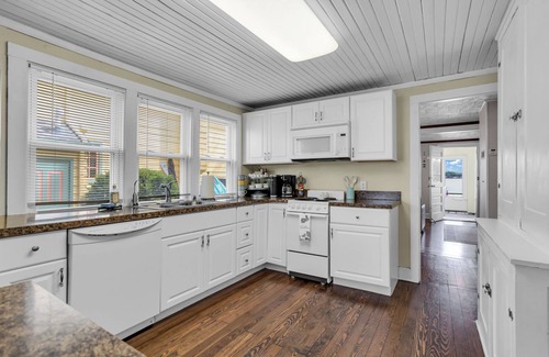 Clarklake Casa | Waterfront lake cottage on gorgeous Clark Lake in Jackson! 4 bedrooms, sleeps 10