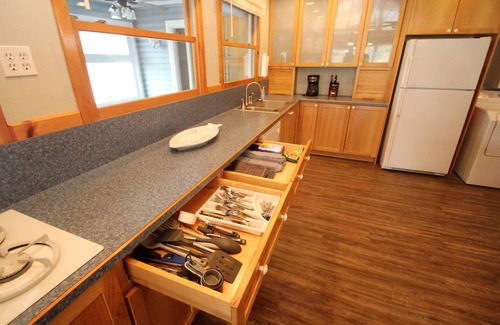 Waterford Cabaña | Waterfront Lake Cottage w/ Hot Tub!