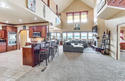 Longtown Casa | Waterfront Lake Eufaula Home: Multi-Level Balcony