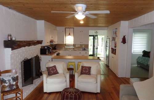 Littleton Casa | Waterfront - Lake Gaston Charming lakefront cottage