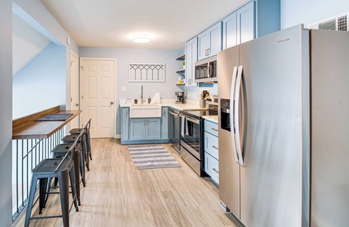 Royal Casa | Waterfront Lake Hamilton Vacation Rental w/ Dock!