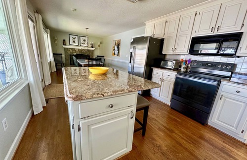 Conover Cabaña | Waterfront Lake Hickory Cottage with Sandy Beach and Screen Porch.