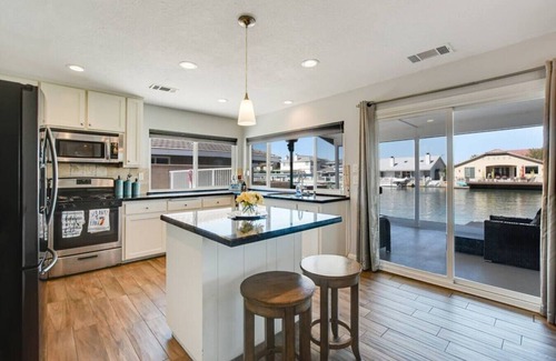 Spring Valley Lake Casa | Waterfront Lake House