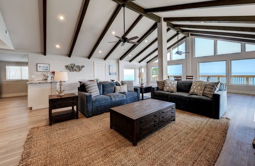 Canyon Lake Casa | Waterfront Lake House w/ Hot Tub Firepit
