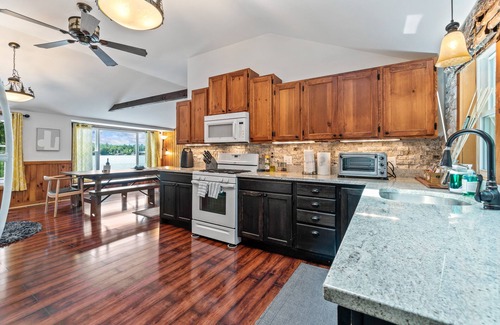 Limerick Casa | Waterfront lake house, Wood stove & Private beach, Solo Bonfire pit