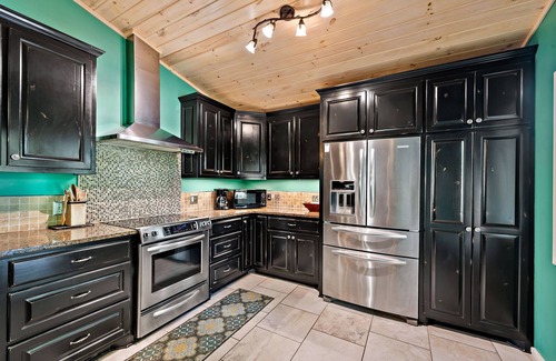 Morganton Cabina | Waterfront Lake James Bungalow actualizado con preciosas terrazas al aire libre y muelle privado