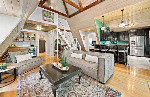 Morganton Cabina | Waterfront Lake James Bungalow actualizado con preciosas terrazas al aire libre y muelle privado
