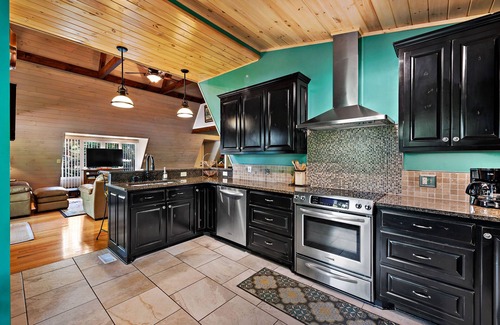 Morganton Cabina | Waterfront Lake James Bungalow actualizado con preciosas terrazas al aire libre y muelle privado