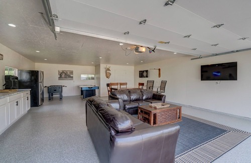 Lake Koshkonong Casa | Waterfront Lake Koshkonong Retreat - 5BR with Fire Pit, Pier & Social Garage