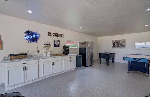 Lake Koshkonong Casa | Waterfront Lake Koshkonong Retreat - 5BR with Fire Pit, Pier & Social Garage