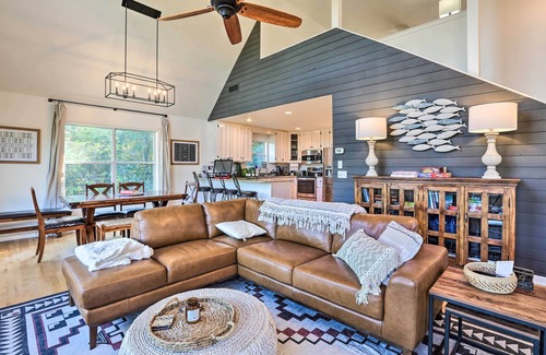 Dadeville Casa | Waterfront Lake Martin Home w/ Private Dock & View