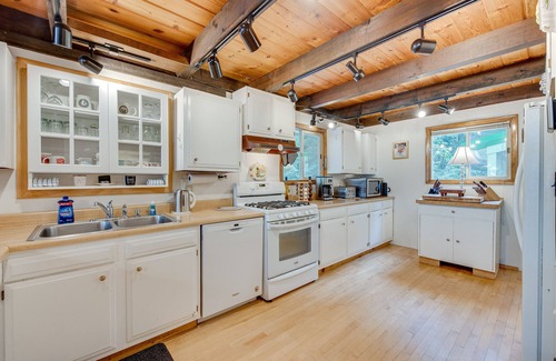 Lake Arrowhead Cabina | Waterfront Lake Arrowhead Cabin w/ Dock & Fire Pit