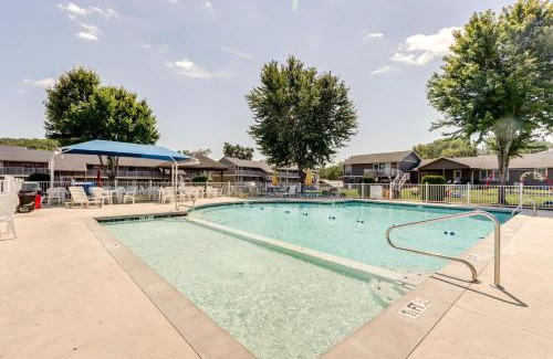 Osage Beach Apartamento | Waterfront Lazy Days Condo with Views and Pool Access!