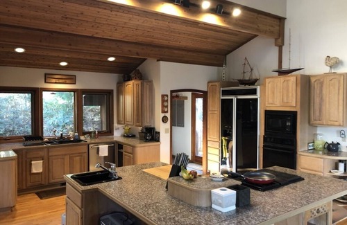 Shelton Casa | Waterfront Lindal Cedar Home "La escapada"