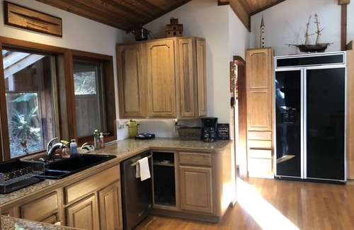 Shelton Casa | Waterfront Lindal Cedar Home "La escapada"