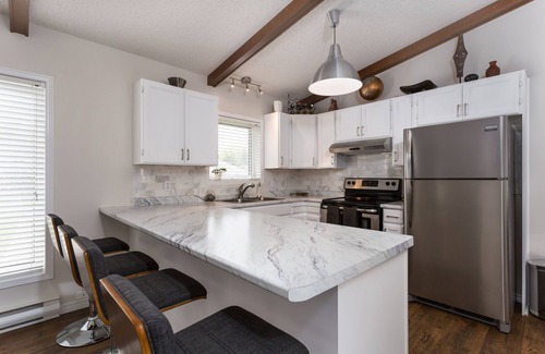 Barrie Casa | Waterfront living in fully renovated lakehouse