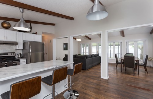 Barrie Casa | Waterfront living in fully renovated lakehouse