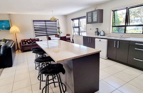 Raglan Apartamento | Waterfront Location holiday accommodation