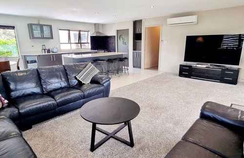 Raglan Apartamento | Waterfront Location holiday accommodation