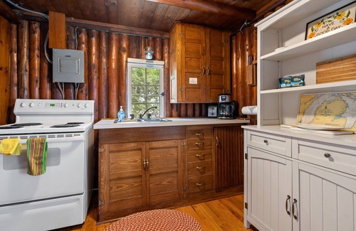 Sturgeon Bay Cabaña | Mobiliario actualizado! - Thenell Cottage - Encanto rústico a pocos pasos de la bahía!