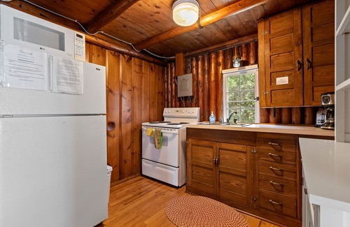 Sturgeon Bay Cabaña | Mobiliario actualizado! - Thenell Cottage - Encanto rústico a pocos pasos de la bahía!