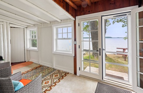 Sturgeon Bay Cabaña | Mobiliario actualizado! - Thenell Cottage - Encanto rústico a pocos pasos de la bahía!