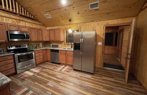 Jefferson Cabina | Waterfront log cabin! 3 bed, 2 bath, 5 kayaks, sleeps 10. Boat dock, fire pit