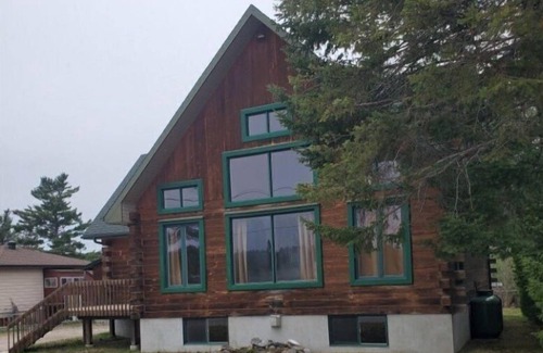 Mattawa Casa | Waterfront Log Home