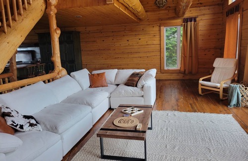 Mattawa Casa | Waterfront Log Home