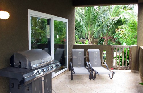 Antoneys Cay Condominio | Frente al lujo de 3 dormitorios con piscina y muelle