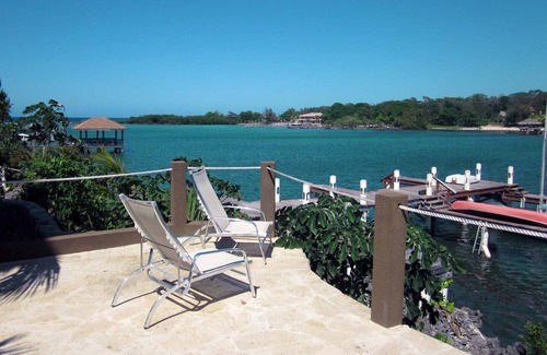 Antoneys Cay Condominio | Frente al lujo de 3 dormitorios con piscina y muelle