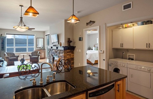 Sandpoint Condominio | Waterfront Luxury Condo w/Beach, Marina, Pool & Hot Tub