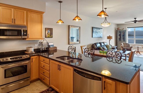 Sandpoint Condominio | Waterfront Luxury Condo w/Beach, Marina, Pool & Hot Tub