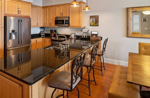 Sandpoint Condominio | Waterfront Luxury Condo w/Beach, Marina, Pool & Hot Tub