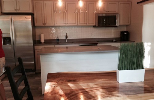 Lansdowne Cabaña | Waterfront Luxury Cottage for 8 with Private Hot Tub & Free Dockage