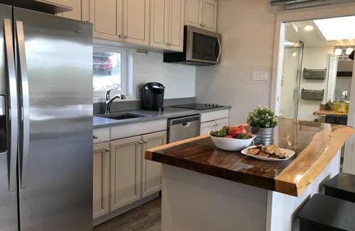 Lansdowne Cabaña | Waterfront Luxury for 5 Private Hot Tub Pet Friendly Retreat