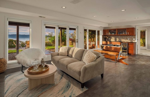 Federal Way Casa | Waterfront Luxury Home with great sunsets. Orca, Dolphin,Eagle and bird watching