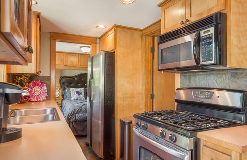 Loon Lake Cabina | Paseo marítimo, muelle privado, jacuzzi, cocina exterior y pabellón.