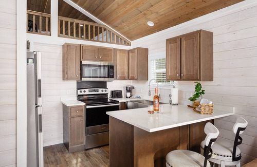 Muscle Shoals Casa | Waterfront Luxury Tiny Home 360 North on Wilson Lake Close to Robert Trent Jones