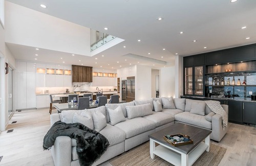 Innisfil Casa | Waterfront Luxury with Pool
