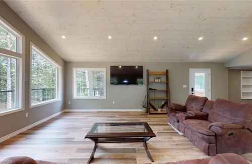 Brockton Casa | Waterfront Modern calming 3 bedroom Lake house - Pearl Lake