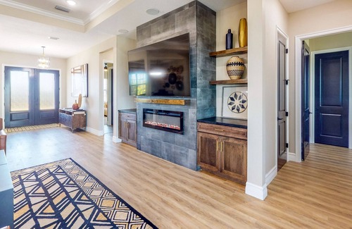 Southside Rural Community Casa | Waterfront modern home with pool & hot tub