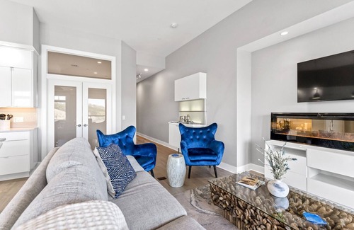 Grand Haven Condominio | Waterfront, Musical Fountain, Lake MI views, luxury condo downtown